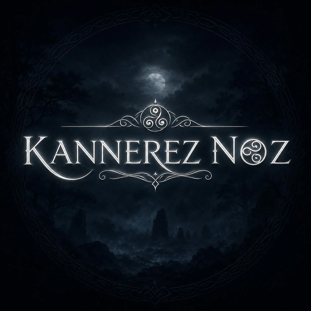 Pochette de l’album Kannerez Noz : le nom de l’artiste et un triskell argenté sur un paysage nocturne, sous la lune.